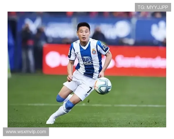 足球明星吐水瞬间高清图片大赏展现运动员独特魅力与个性风采